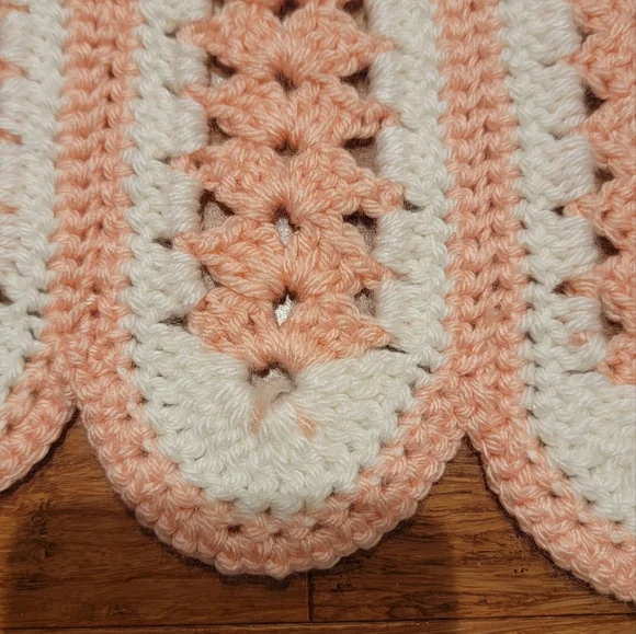 Hand Crochet Vintage Baby Blanket Throw,Salmon & White Color Scalloped Edge - Picture 9 of 13